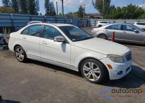 2008 Mercedes-Benz C 300 z USA, uszkodzony, nr VIN WDDGF54X98F090894